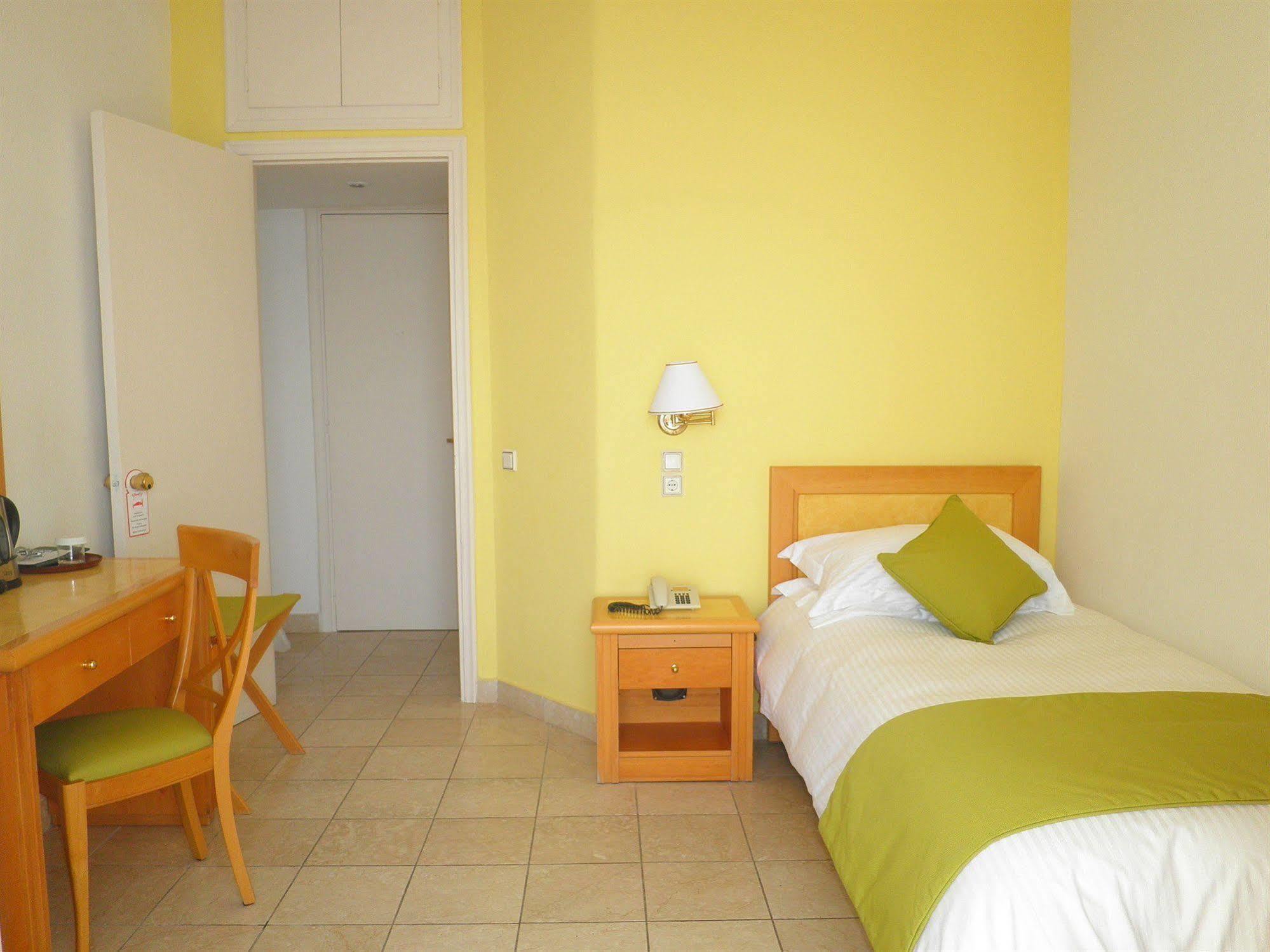 Atlantis 4*